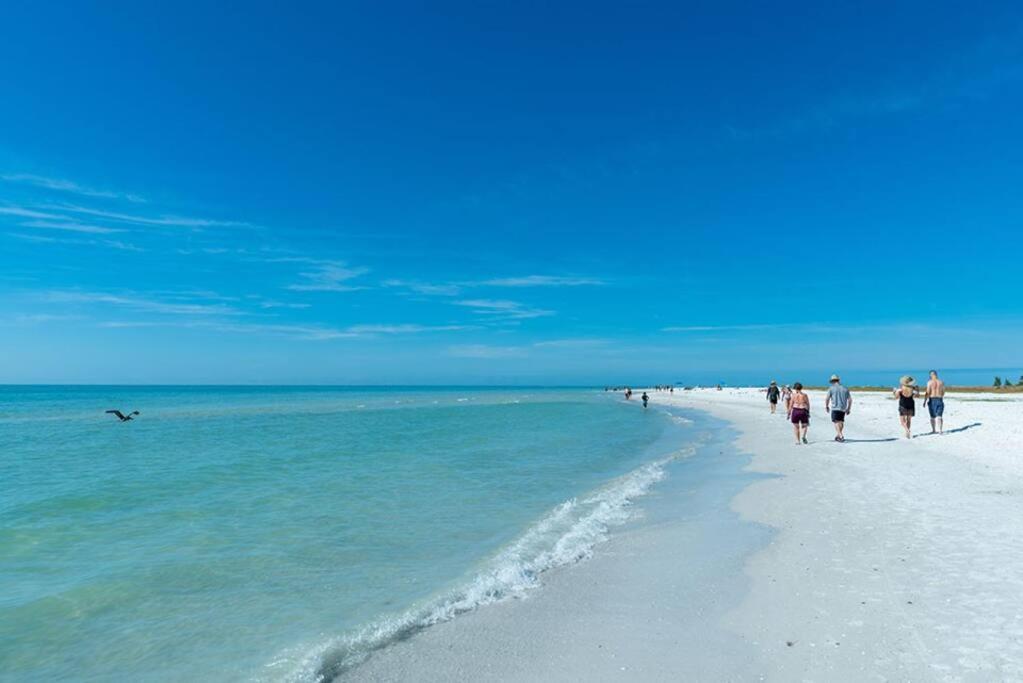 Your Tranquil Escape Is Found Directly On The Beach At The Serenity Beach Condo. Сієста-Кі Екстер'єр фото